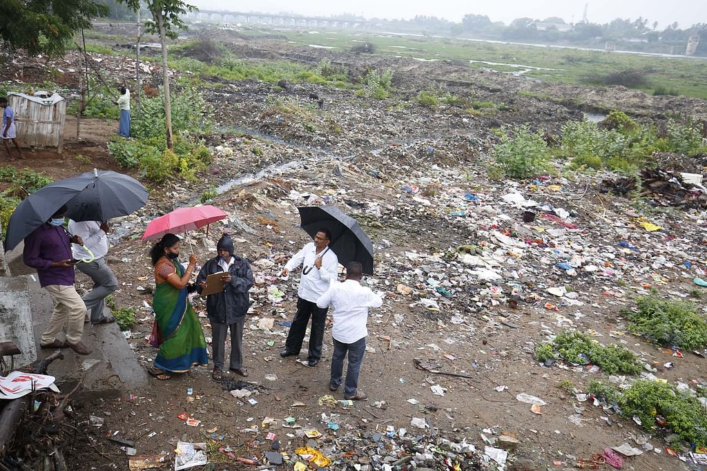 அமராவதி ஆற்றில் மோகன்ராம் ஆய்வு