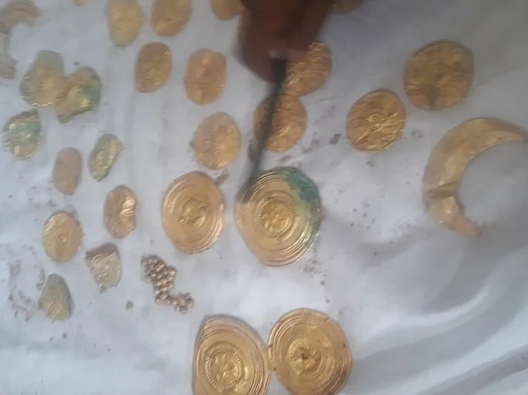 உத்தரமேரூர்: சோழர் காலக் கோயிலில் தங்கப்புதையல் கண்டெடுப்பு! - தொல்லியல் துறையினர் ஆய்வு