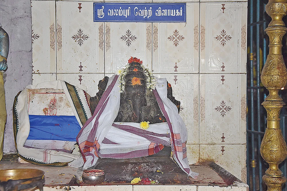 ஒளி வடிவில் சுக்ரன் வழிபடும் ஸ்ரீவைகுண்டநாராயணர்