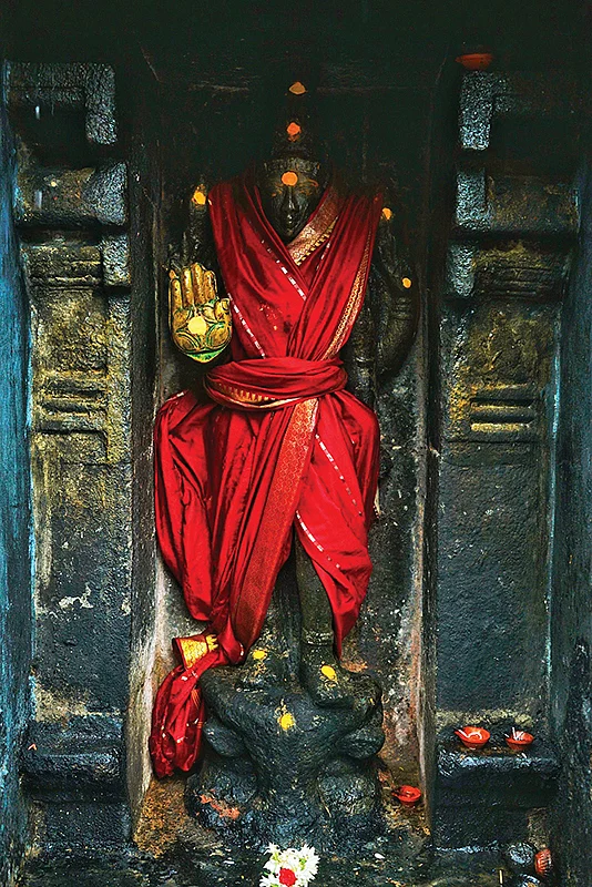 லிங்கத் திருமேனியில் பிரம்மசூத்திரக் கோடுகள்!