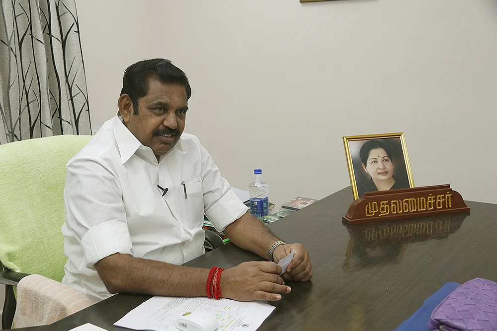 நெருங்குது தேர்தல்... வேஷம் கலைக்கும் கரைவேட்டி அதிகாரிகள்!
