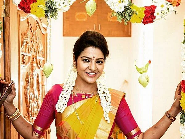 `சித்ராவுக்கு சில ஆசைகள், கனவுகள் இருந்தது... ஆனா, இப்ப?!" - மறைவால் கலங்கும் பிரபலங்கள்