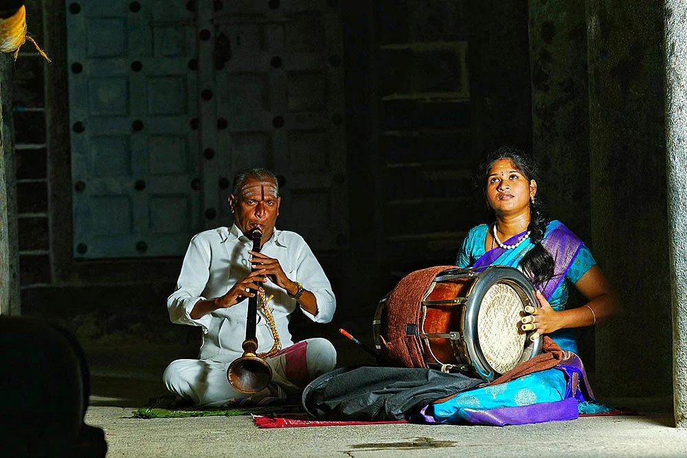 பொண்ணுங்க தவில் வாசிக்கிறது தப்பா..? - தவில் கலைஞர் சரோஜினி