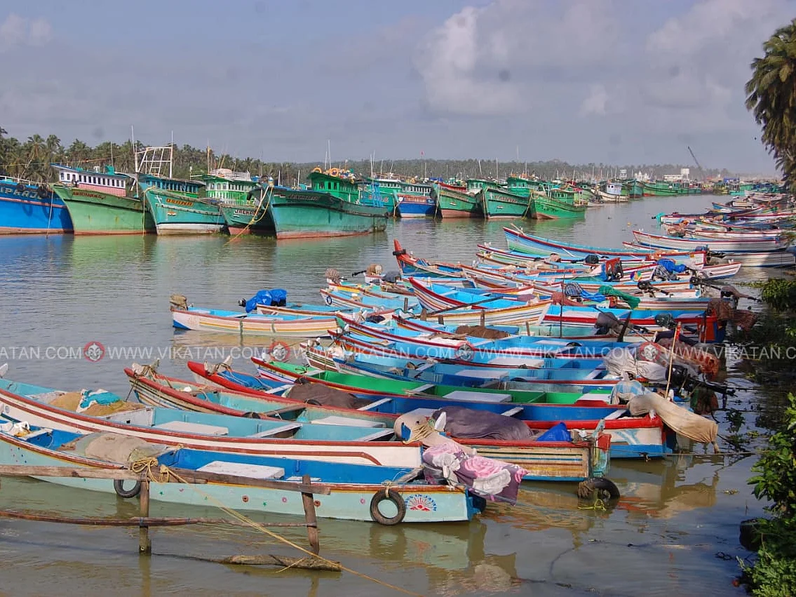 குமரிக்கு புயல் எச்சரிக்கை: 161 படகுகளில் சென்ற மீனவர்கள் நிலை என்ன?
