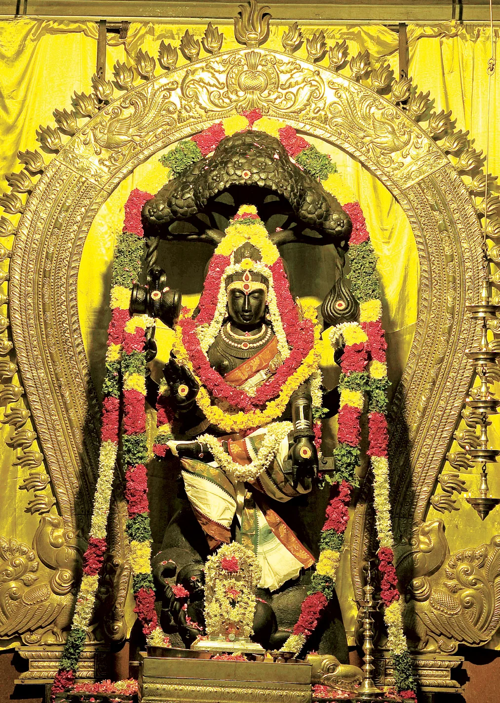 கேள்வி - பதில்: வயதில் குறைந்தவரை குருவாக ஏற்கலாமா?