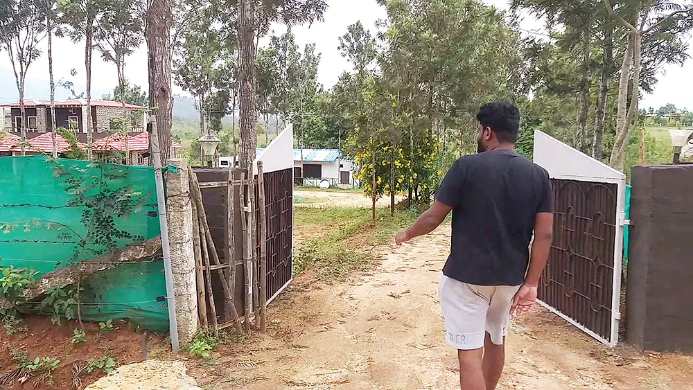 யானைகள் அட்டகாசத்தால் ரெஸார்ட்டில் இரவு முழுக்க பவர் கட்...