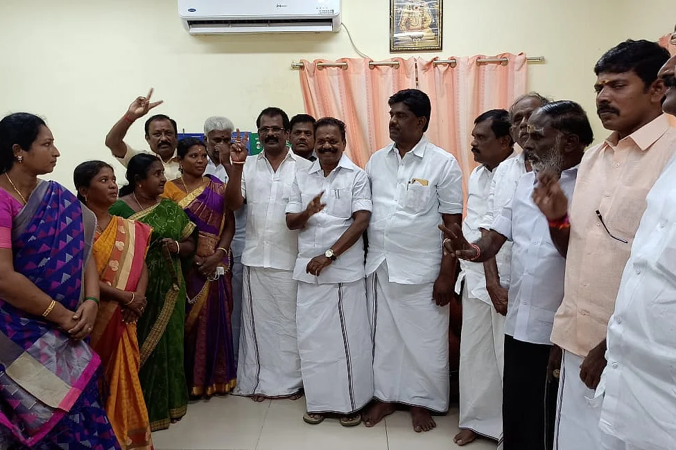 அமைச்சர் ஜி.பாஸ்கரனுடன் பொன்மணி. பாஸ்கரன்