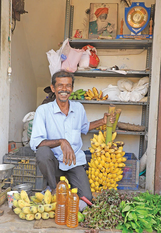 இயற்கை அங்காடியில் முருகன்