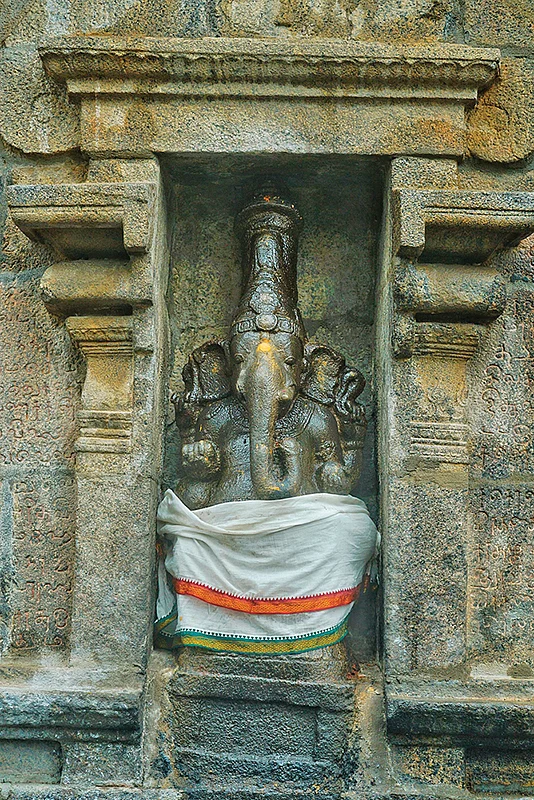 லிங்கத் திருமேனியில் பிரம்மசூத்திரக் கோடுகள்!