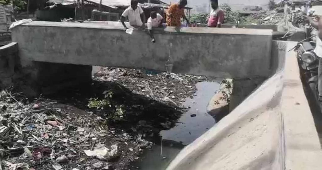 இரட்டை வாய்க்காலில் கழிவுநீர்