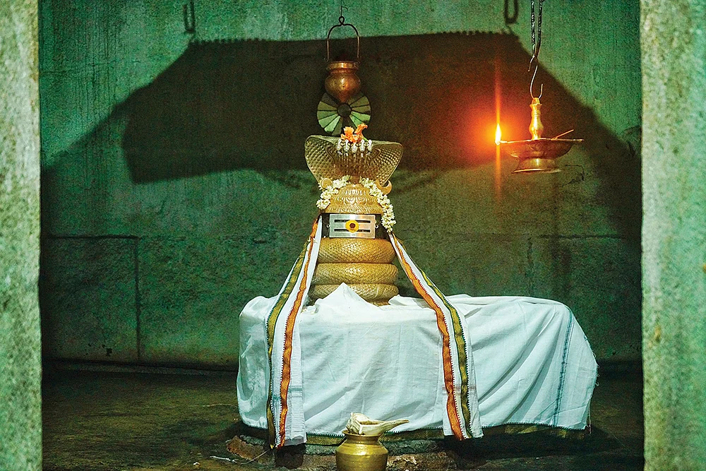 லிங்கத் திருமேனியில் பிரம்மசூத்திரக் கோடுகள்!
