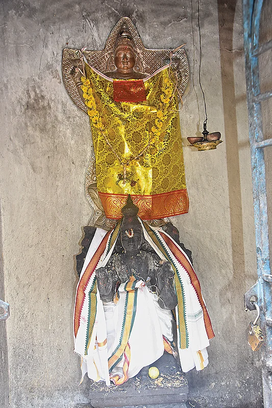 ஒளி வடிவில் சுக்ரன் வழிபடும் ஸ்ரீவைகுண்டநாராயணர்