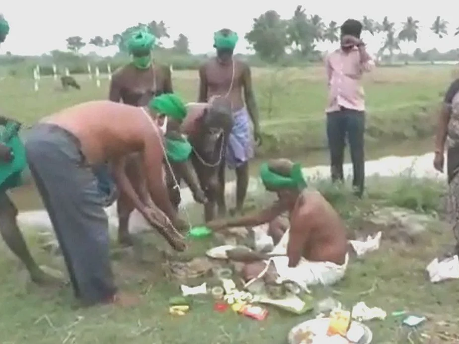மழையில் சேதமடைந்த பயிர்களுக்கு ஈமச்சடங்கு... நூதன போராட்டத்தில் ஈடுபட்ட விவசாயிகள்!