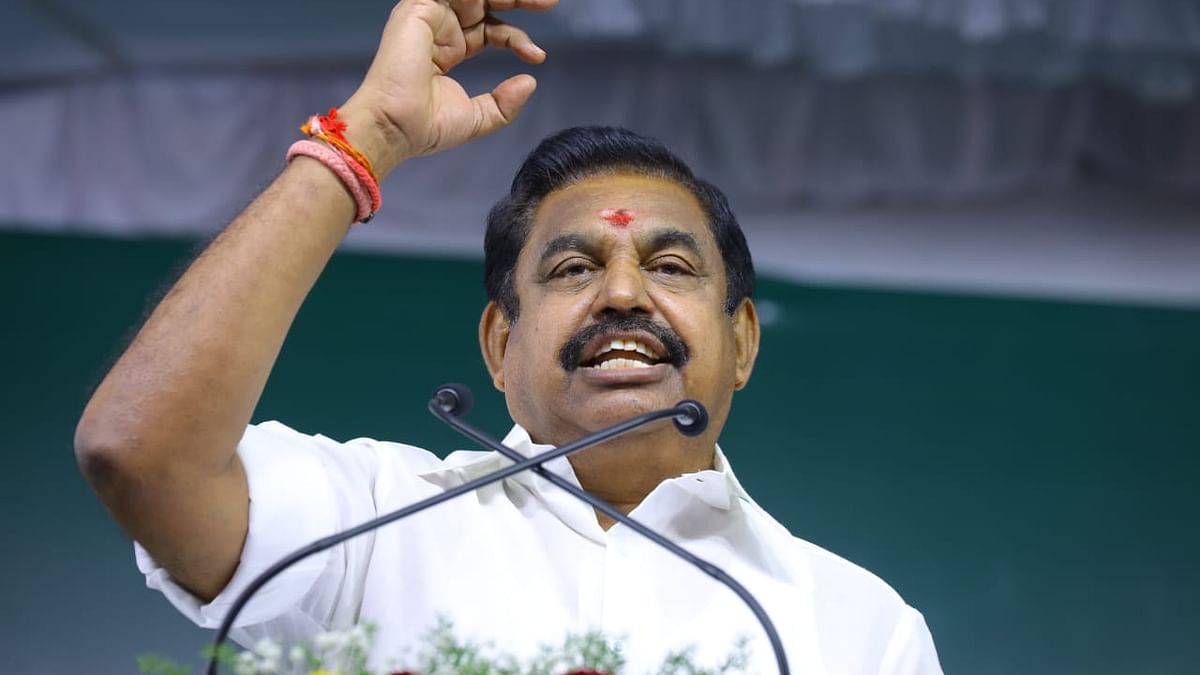 தினகரனைப் பயன்படுத்தி சசிகலாவுக்கு செக்... எடுபடுமா எடப்பாடியின் கோடு  அரசியல்? | Three reasons behind why edappadi palanisamy attacking ttv  dinakaran