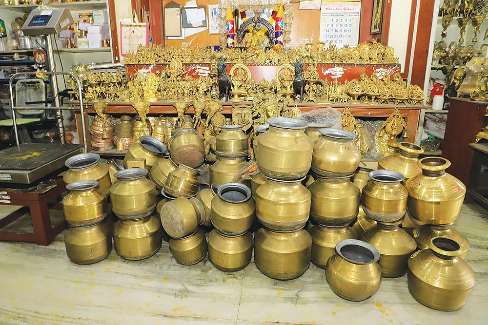 காபி முதல் கலசம் வரை... குஷிப்படுத்தும் கும்பகோணம் சந்தை! - இது உங்கள் ஊர் சந்தை...