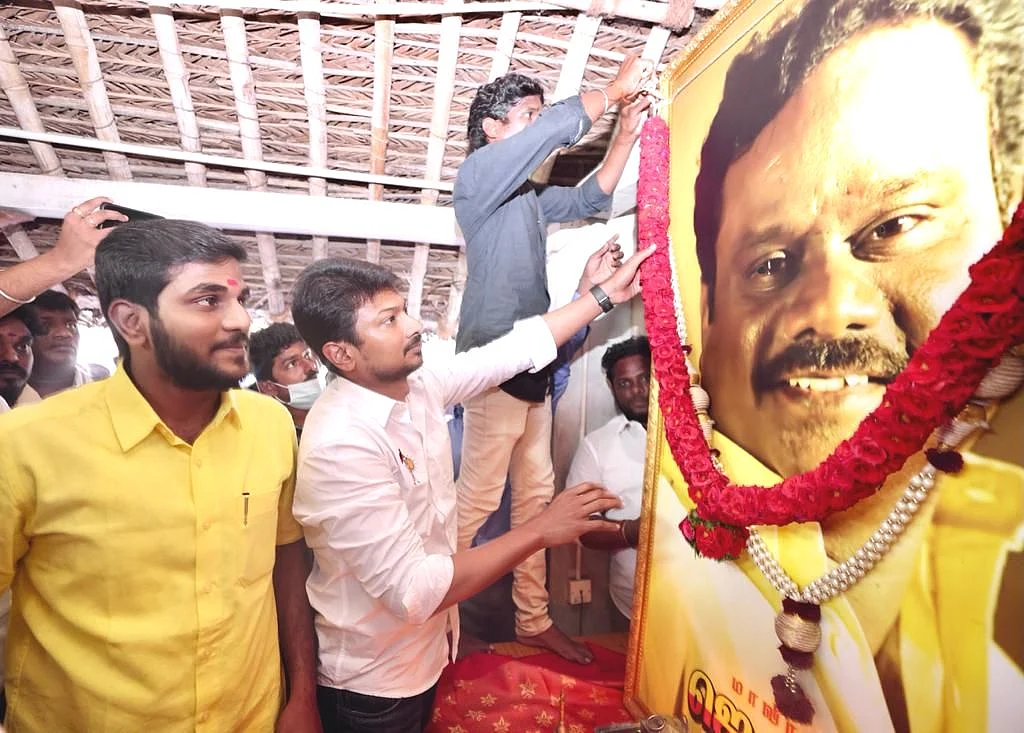 குரு படத்துக்கு மாலை அணிவித்த உதயநிதி
