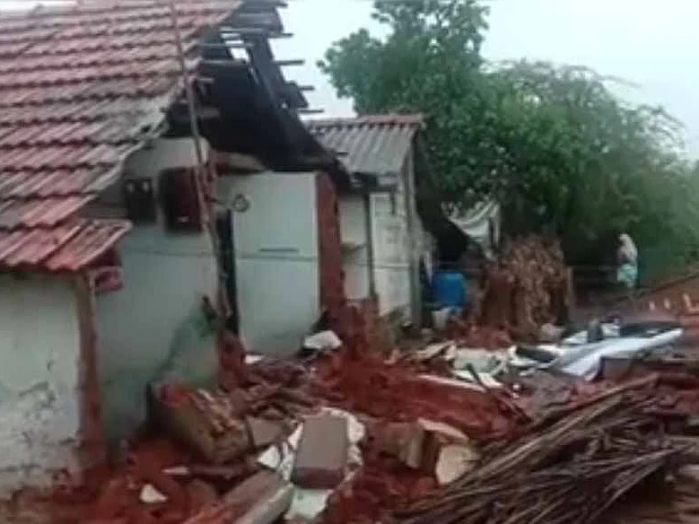 கரூர்: கனமழையில் இடிந்து விழுந்த 3 வீடுகள்! அதிர்ஷ்டவசமாக உயிர்தப்பிய குடும்பம்