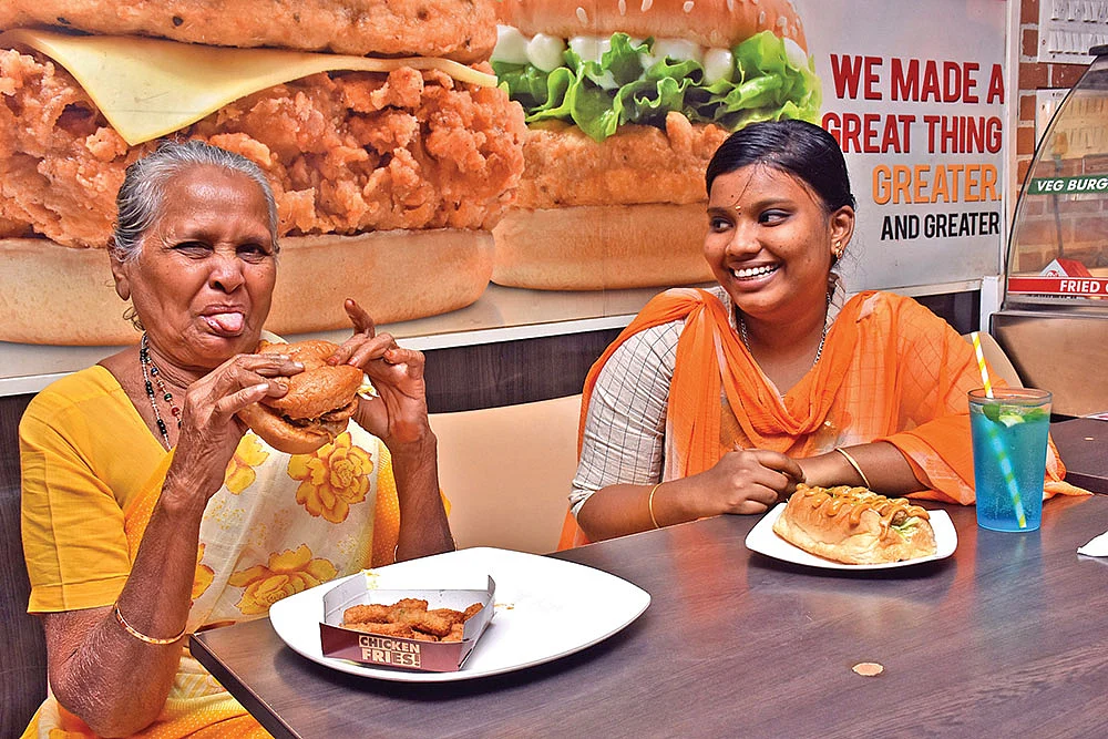 “பன்னுக்குள்ள கோழிய வெச்சிருக்காய்ங்க!” - பாட்டியின் ஃபுட் ரெவ்யூ