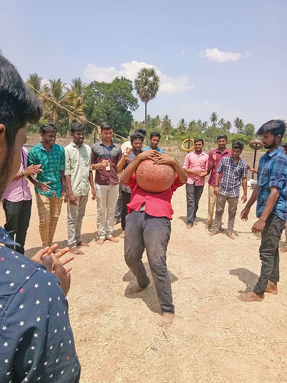 இளவட்டக்கல் தூக்குதல்