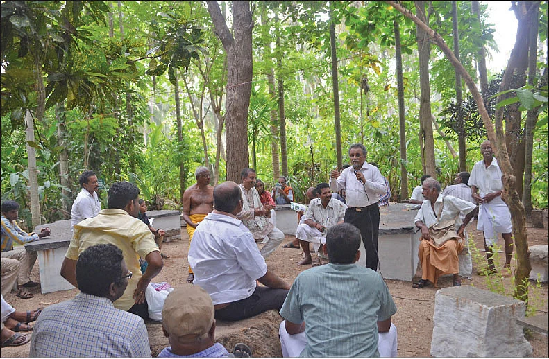 கூட்டத்தில் பேசும் இளங்கோவன்