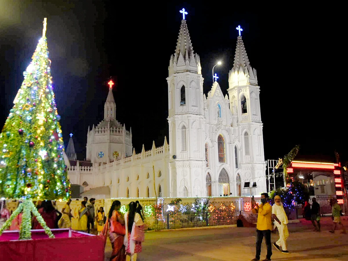வேளாங்கண்ணி: கொரோனா காரணமாகக் குறைவான பக்தர்களுடன் எளிமையாகக் கொண்டாடப்பட்ட கிறிஸ்துமஸ்!