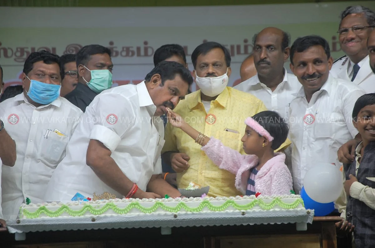 முதல்வருக்கு கேக் ஊட்டும் சிறுமி