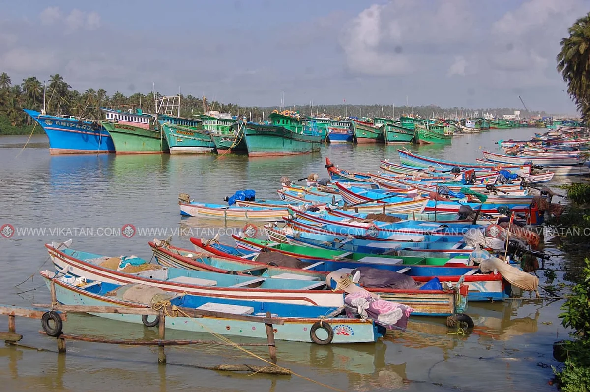 புயல் எச்சரிக்கையால் கரை ஒதுக்கப்பட்ட படகுகள்