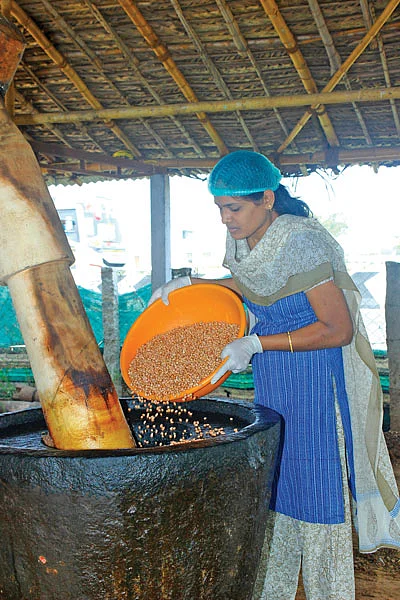 கல்செக்கில் கொட்டப்படும் கடலை