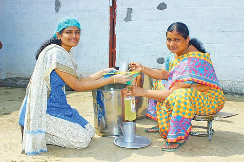 எண்ணெய் அளக்கும் பணியில்