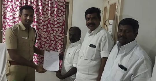 டி.எஸ்.பி அருணிடம் புகார் கொடுத்த பழனி