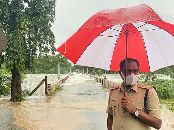 வெள்ளத்தைப் பார்வையிடும் எஸ்.பி மணிவண்ணன்