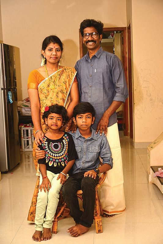 குடும்பத்துடன் பாடகர் முருகவேல்