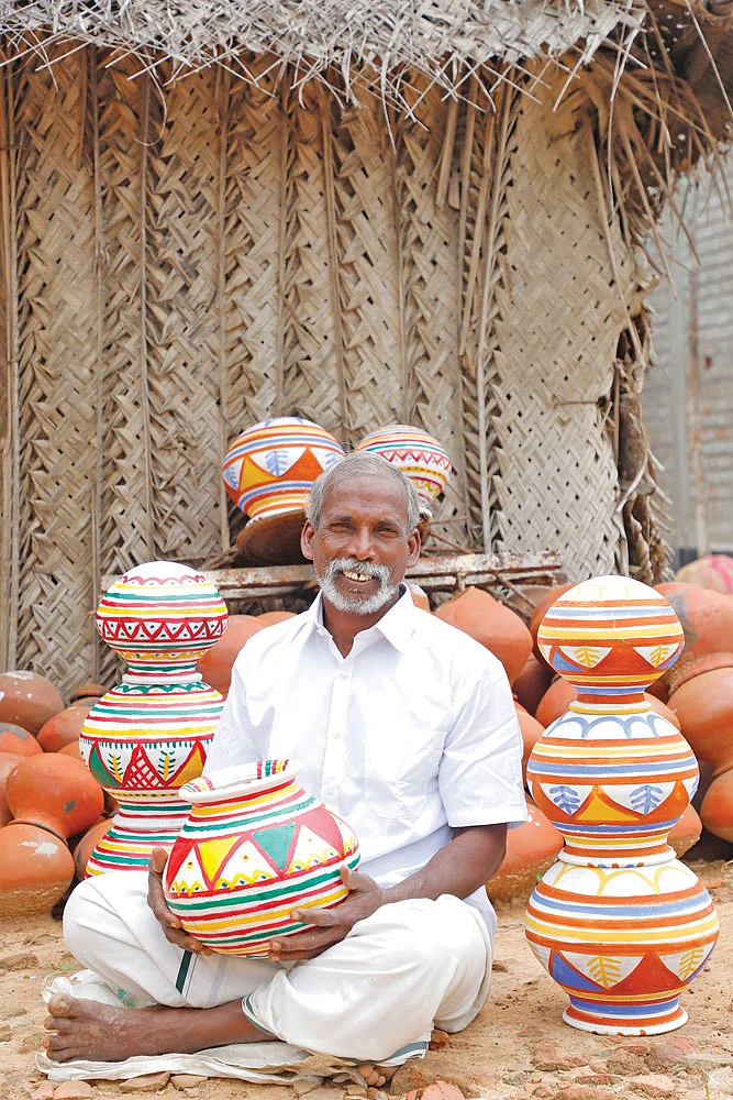 பொங்கல் பானையுடன் கிருஷ்ணமூர்த்தி