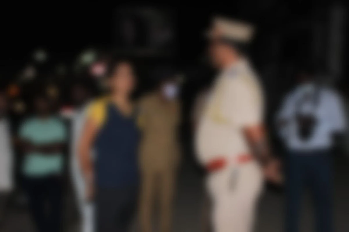 போலீஸாருடன் வாக்குவாதத்தில் ஈடுபடும் இளம்பெண்