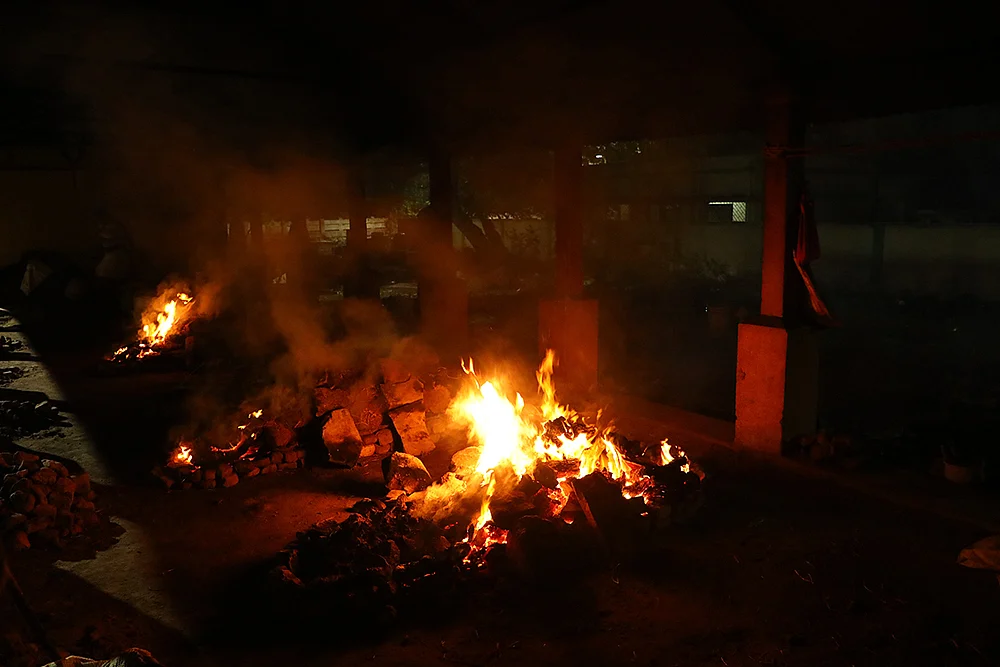 ராத்திரி ரவுண்ட் அப் - திருச்சி: நள்ளிரவு... மயானத்தில் பெண்கள் ரகசிய பூஜை!