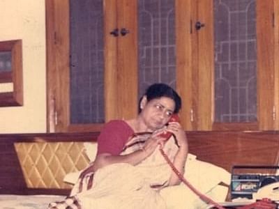 ஜானகி முதல்வர், ஜெ. செயலாளர் - சசிகலா, ஜெயலலிதாவின் உடன்பிறவாச் சகோதரியான கதை, அத்தியாயம் - 21