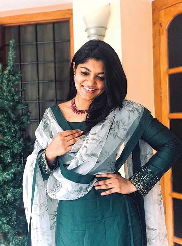 சினிமா விகடன் : கடவுளின் தேசத்தில் கலக்கும் சேச்சிகள்!