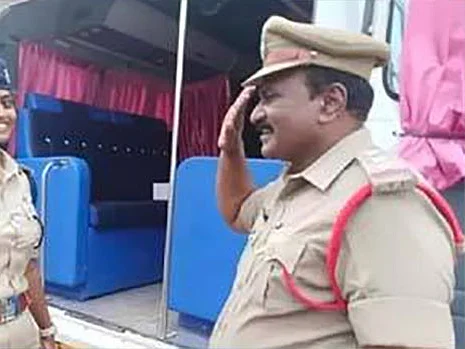 ஆந்திரா: டி.எஸ்.பி-யான மகளுக்கு சல்யூட்! - `இன்ஸ்பெக்டர்’ தந்தை நெகிழ்ச்சி