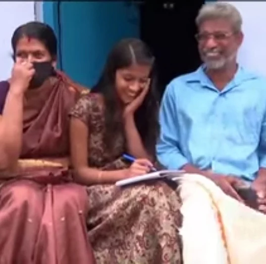 பெற்றோருடன் சினேகா