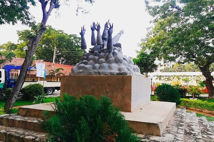 பல்கலைக்கழகத்தில் இருந்த முள்ளிவாய்க்கால் நினைவுத் தூண்.