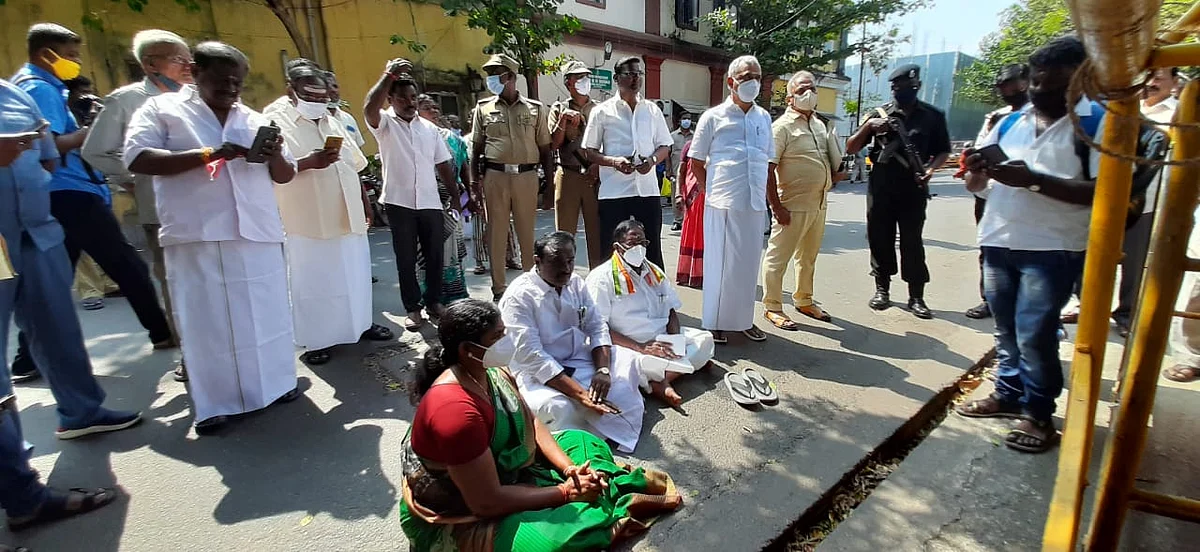 தரையில் அமர்ந்திருக்கும் முதல்வர் நாராயணசாமி