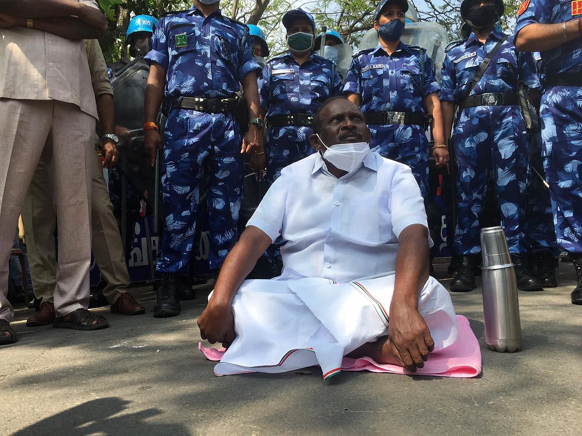 புதுச்சேரி: `அடம்பிடிக்கும் கிரண் பேடி; அசராத அமைச்சர்!’ - போராட்டக்களமான கவர்னர் மாளிகை