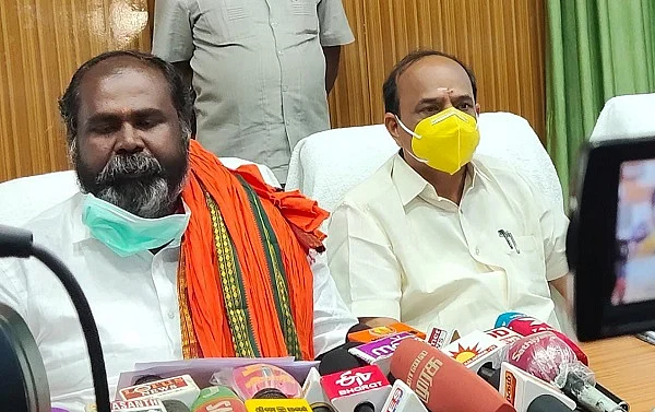 செய்தியாளர்களிடம் பேசும் அமைச்சர் ஆர்.பி.உதயகுமார்
