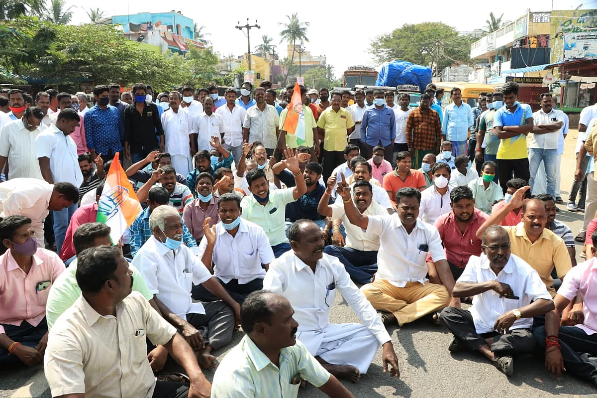 அமைச்சருக்கு ஆதரவாக சாலை மறியல்