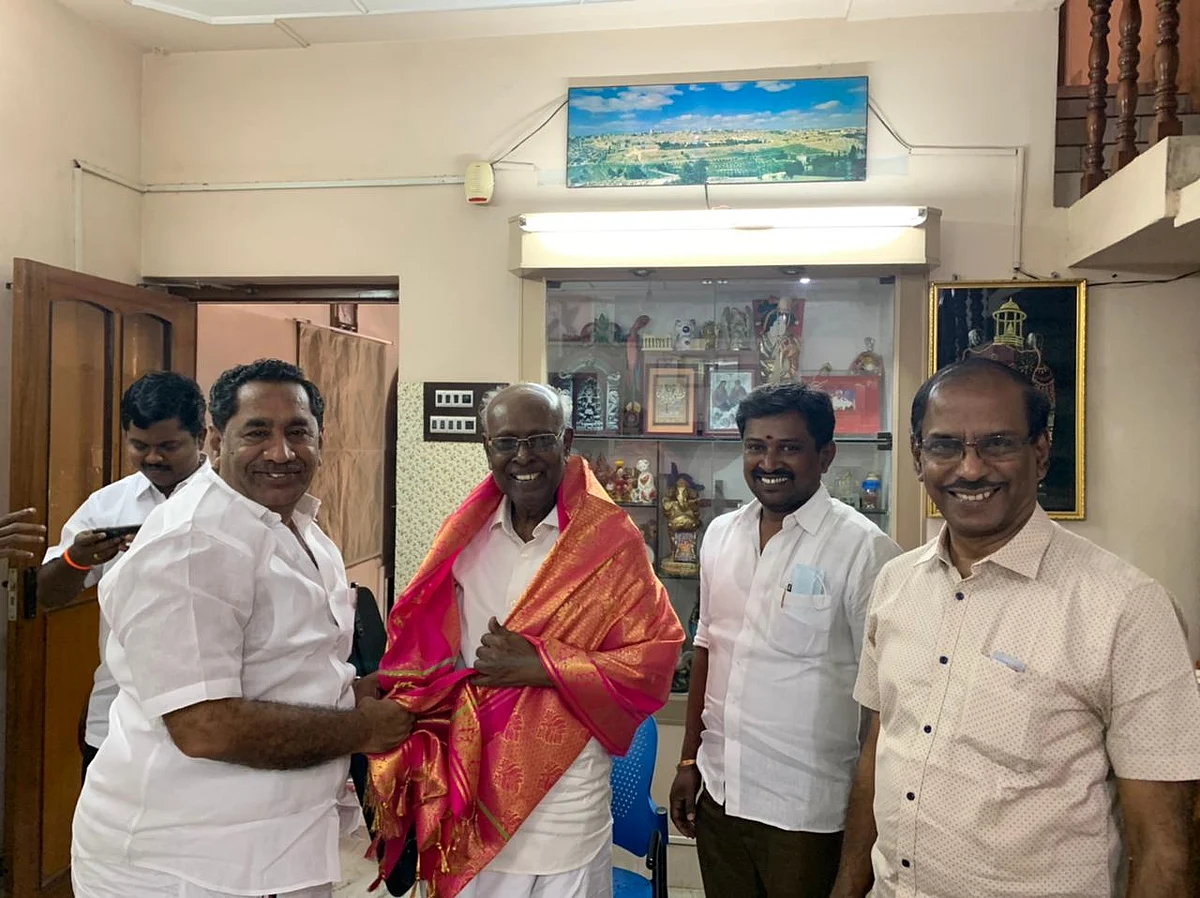 சாலமன் பாப்பையாவை வாழ்த்தும் தி.மு.க-வினர்