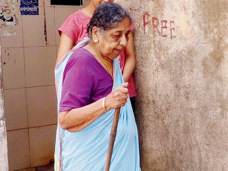 மும்பை: `கழிவறையை இடிக்க உத்தரவிட்ட மாநகராட்சி!’ - போராடும் 88 வயது மூதாட்டி