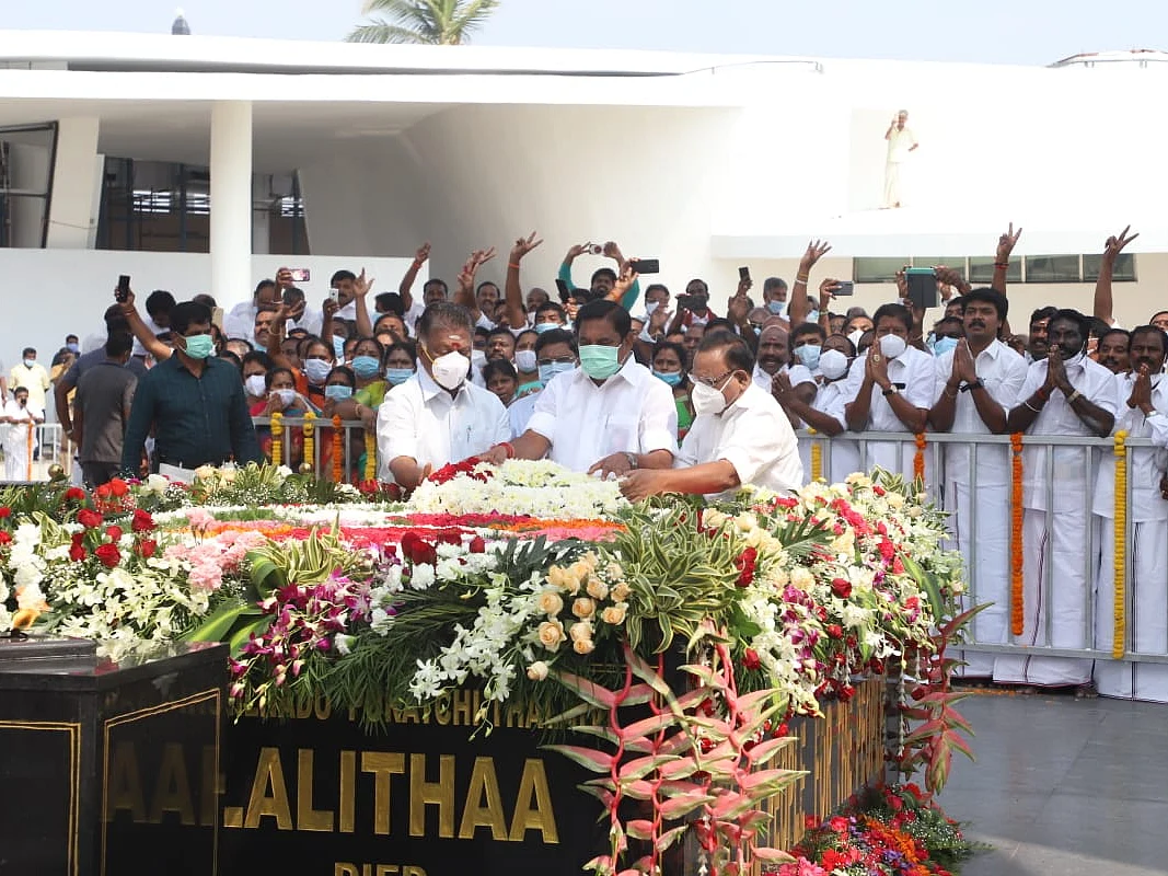 ஜெயலலிதா நினைவிடத் திறப்பு: `சார், மேலிடத்து உத்தரவு!’- தடுத்து நிறுத்திய கமிஷனர்; கொதித்த அமைச்சர்