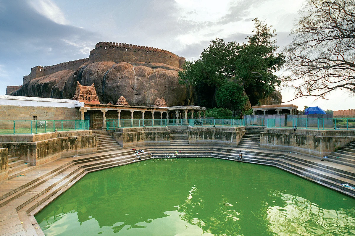 அகழி, பீரங்கி, மதில், குளம்... திருமயம் மலைக்கோட்டை!
