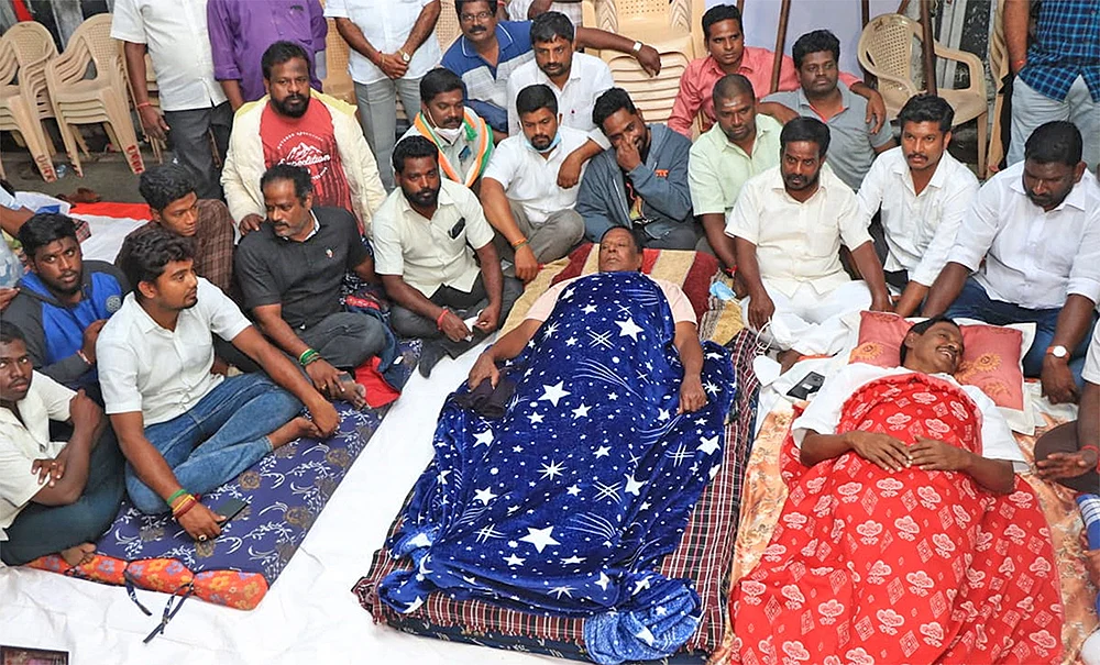 அதிருப்தி... புறக்கணிப்பு... ஆட்சிக் கவிழ்ப்பு அச்சம்... போராட்டத்தைப் பாதியில் முடித்த நாராயணசாமி