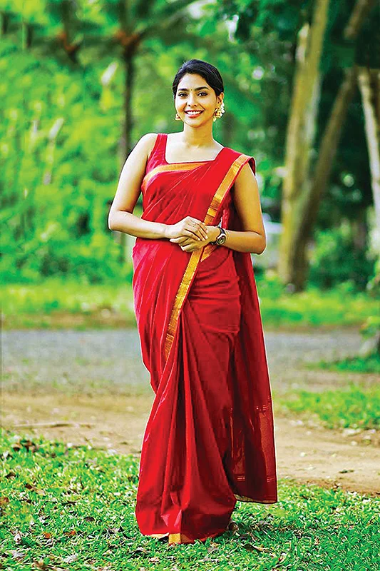 சினிமா விகடன் : கடவுளின் தேசத்தில் கலக்கும் சேச்சிகள்!